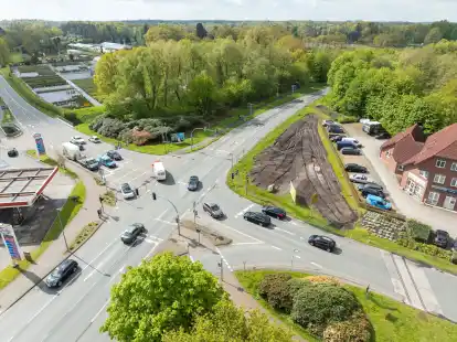 Sie ist einer der wichtigsten Knotenpunkte in Westerstede: die Prikker-Kreuzung, die tagt&auml;glich rund 10.000 Fahrzeuge und etwa 1000 Radfahrer passieren. Nun soll der Kreuzungsbereich neu gestaltet werden. Vorbereitende Arbeiten wurden bereits erledigt.