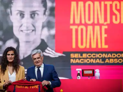 Der Chef des spanischen Fu&szlig;ballverbandes RFEF: Pedro&nbsp;Rocha (r).