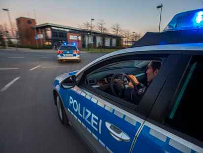 Die Polizei sucht Zeugen nach einem Vorfall, der sich am Donnerstag in Friedeburg ereignet hat. Ein 33-jähriger Fahrradfahrer ist von einem Mann bedrängt und geschubst worden.