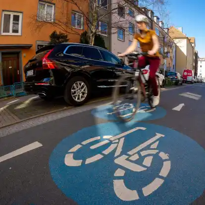 Fahrradstraßen sind für Fahrräder, E-Scooter und Pedelecs gedacht, dürfen jedoch auch von Autos und Motorrädern befahren werden, sofern Zusatzschilder dies erlauben.