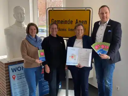 Freuen sich, dass in Apen noch bis 2027 &ouml;ffentliche und private Projekte mit Zusch&uuml;ssen aus dem Dorfentwicklungsprogramm gef&ouml;rdert werden k&ouml;nnen: von links Wiebke Pietrzik (Amt f&uuml;r regionale Landesentwicklung), Tomke Lange (Gemeinde Apen), Patricia Bonney (Amt f&uuml;r regionale Landesentwicklung) und Apens B&uuml;rgermeister Matthias Huber.