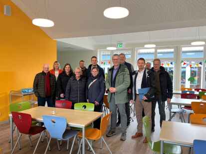 Der Schulausschuss und die Vertreter der Verwaltung besuchten am Mittwoch gemeinsam die neue Mensa der Grundschule Holthusen.