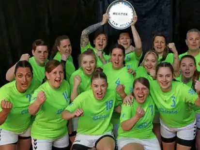 Geschafft: Das Frauenteam der MSG HSG Emden II/TSV Hesel II holt sich den Titel in der Regionsklasse.