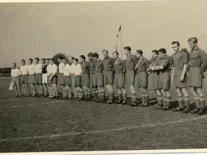 Die Mannschaften von Werder Bremen II (weißes Trikot) und des BV Cloppenburg vor dem Anpfiff im Mai 1953.