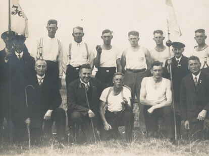 Die siegreiche Mannschaft des Jeverlandes mit dem Mannschaftsführer Heinke Tjarks aus Abickhafe/Friedeburg im September 1934 in Jever.