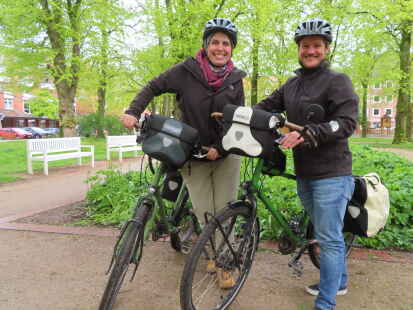 Starten am 2. Juni zu ihrem großen Abenteuer: Kyra Buschak (30) und Michael Becker (35) aus Emden wollen mit dem Fahrrad einmal um die ganze Welt.