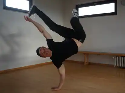 Als Jugendlicher tanzte er selbst beim Elsflether Turnerbund Breakdance, heute bringt Andrej Oreschko Kindern die ersten Schritte bei.
