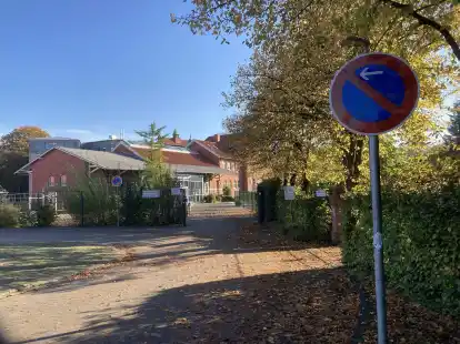 Dieser Durchgang vom Arena-Parkplatz zum Gymnasium ist gesperrt. Dort k&ouml;nnte das Veranstaltungshaus jedoch 150 Fahrradstellpl&auml;tze nutzen.