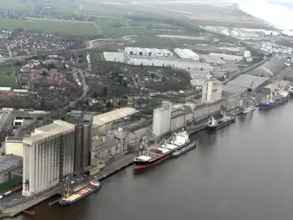 Blick auf den Braker Hafen und die Weser: Niedersachsenports setzt auf ein deutliches Wachstum in der Wesermarsch