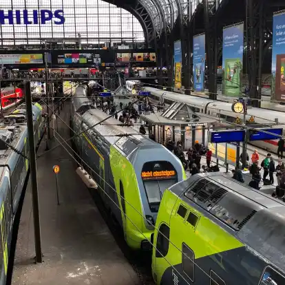 Bei einem Bahnunglück am Hamburger Hauptbahnhof sind am Freitagnachmittag sechs Menschen verletzt worden.