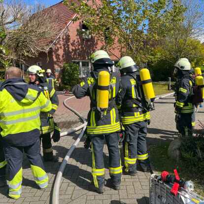 Die Feuerwehr Krummhörn hat am Freitagnachmittag durch ihren schnellen Einsatz den Vollbrand eines Gebäudes im Krummhörner Ring in Pewsum verhindert.