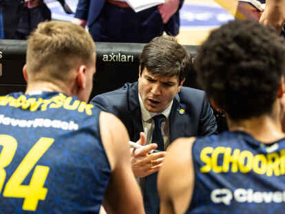 Gibt die Richtung vor: Oldenburgs Cheftrainer Pedro Calles (Mitte) spricht zur Mannschaft. Die Baskets-Profis Artur Konontsuk (links) und Len Schoormann lauschen den Worten des Spaniers.