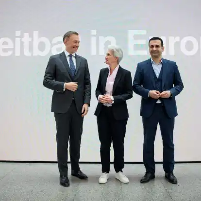 «Streitbar in Europa»: Der Parteitag der FDP um Lindner (l-r), Strack-Zimmermann und Djir-Sarai könnte für Zoff in der Ampel-Koalition sorgen.