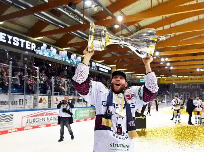 Berlins Yannick Veilleux jubelt nach dem Gewinn der deutschen Eishockey-Meisterschaft mit dem Pokal.
