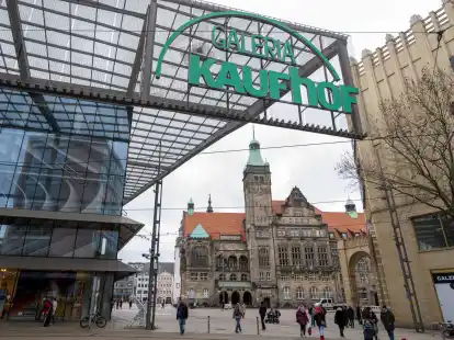 Das Logo der Galeria Kaufhof prangt gro&szlig; &uuml;ber dem Neumarkt in Chemnitz. Die Filiale ist auch von den Schlie&szlig;ungen betroffen (Archivbild).
