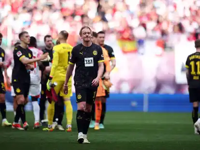 War nach der deutlichen Pleite in Leipzig m&auml;chtig bedient: Dortmunds Julian Brandt (M).