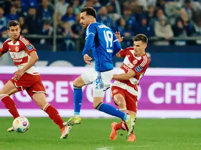 Kenan Karaman (M) und der FC Schalke trennten sich von D&uuml;sseldorf 1:1.