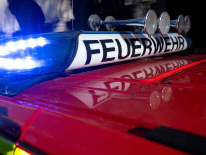 Ein Brand bei einem Autohaus rief die Feuerwehr am Samstagabend in den Ortsteil Neermor (Ostfriesland).