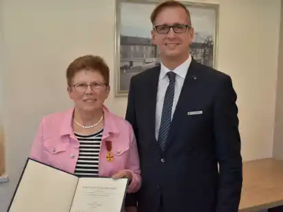 Die Verdienstmedaille und die Urkunde bekam Heidi Brunßen von Landrat Stephan Siefken überreicht.