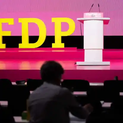 Am zweiten Tag des FDP-Parteitags sollen weitere Anträge zum politischen Kurs der Liberalen in der Ampel-Koalition entschieden werden.