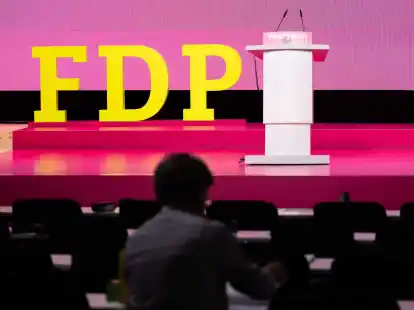 Am zweiten Tag des FDP-Parteitags sollen weitere Anträge zum politischen Kurs der Liberalen in der Ampel-Koalition entschieden werden.
