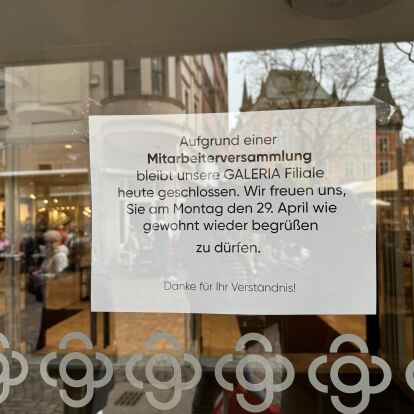 Galeria Kaufhof in Oldenburg soll schließen. Am Tag der Bekanntgabe standen die Kunden schon vor verschlossenen Türen. Aufgrund einer Mitarbeiterversammlung war die Filiale geschlossen.