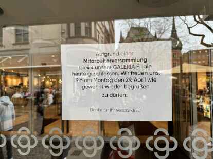 Galeria Kaufhof in Oldenburg soll schließen. Am Tag der Bekanntgabe standen die Kunden schon vor verschlossenen Türen. Aufgrund einer Mitarbeiterversammlung war die Filiale geschlossen.