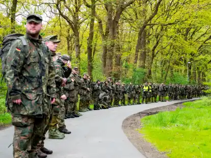 Bundeswehrsoldaten suchen mit einer Menschenkette nach einem vermissten Jungen. Der sechs Jahre alte Arian aus Elm wird weiter vermisst.