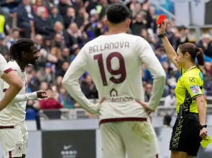 Schiedsrichterin Maria Sole Ferrieri Caputi zeigte Turins Adrien Tameze die Rote Karte.