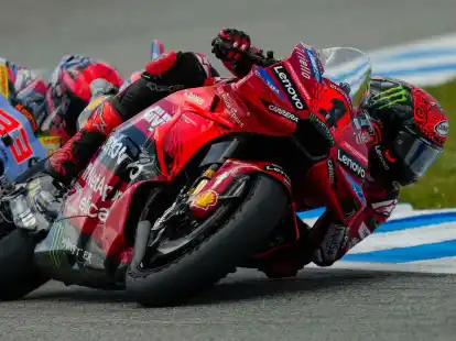 Langer Fight unter Weltmeistern: Francesco Bagnaia (r.) vom Ducati Lenovo Team l&auml;sst Gresini-Pilot Marc M&aacute;rquez nicht vorbei.