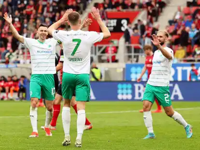 Turbulentes Spiel: Am Ende bejubeln F&uuml;rths Spieler einen 5:3-Sieg.