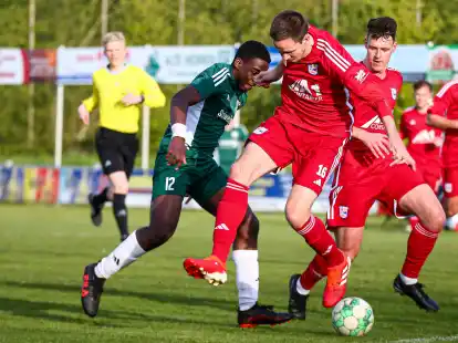 Unglückliches Ende im Kellerduell: Die Landesliga-Fußballer des VfL Stenum (rote Trikots) verloren durch ein Gegentor in der Nachspielzeit mit 2:3 bei Hansa Friesoythe.