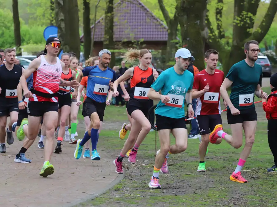 Volkslauf „Rund um die Thülsfelder Talsperre“: Michael Majewski und ...
