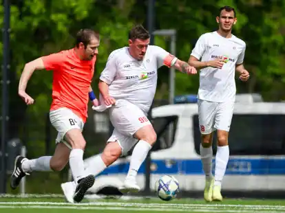 Comeback mit der 99 auf dem R&uuml;cken: Max Kruse (M) von Al-Dersimspor gegen Mathis Grohmann (l) von den Spandauer Kickers.