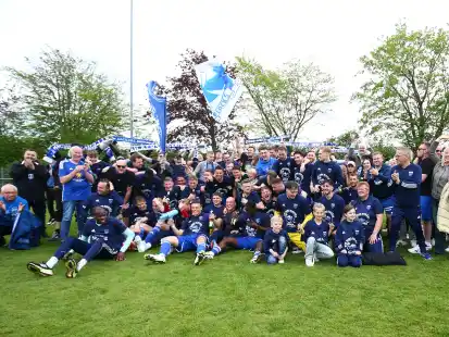 Spieler und Fans feiern den Aufstieg in die Regionalliga.