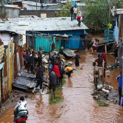Bewohner retten ihr Hab und Gut nach schweren Regenfällen in den Mathare-Slums von Nairobi.