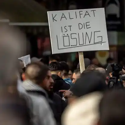 Im Hamburger Stadtteil St. Georg protestierten am Samstag mehr als 1000 Menschen gegen eine angeblich islamfeindliche Politik und Medienkampagne in Deutschland.