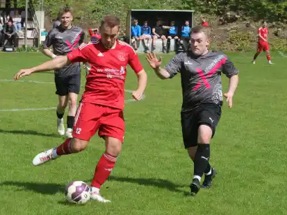 Der FC Hude um Lukas Meyer (rechts) kassierte eine ganz bittere Ausw&auml;rtspleite in Obenstrohe.