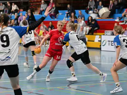 Die Handballerinnen des WHV (am Ball Katharina Schanko gegen List) haben mit Siegen in den Relegationsspielen den Aufstieg in die Regionalliga geschafft.