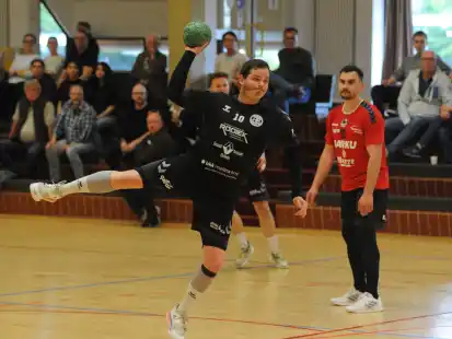 Sascha Klostermann und die Handballer des Elsflether TB feierten am Sonntag einen wichtigen Heimsieg.