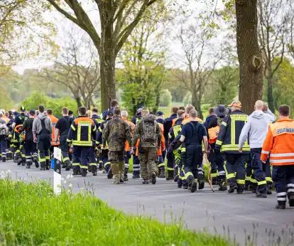 Einsatzkräfte der Feuerwehr und Soldaten der Bundeswehr gehen eine Straße im Landkreis Stade entlang. Der sechs Jahre alte Arian aus Elm wird weiter vermisst. Die Suche nach ihm geht weiter.