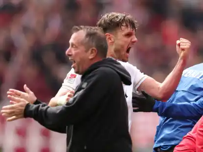 Wiesbadens Trainer Markus Kauczinski muss im Abstiegskampf gehen.