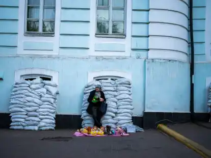 Kiew ist eine Stadt der Gegensätze geworden: Vor mit Sandsäcken geschützten Fenstern verkauft eine Frau Spielzeug. Die Ukraine verteidigt sich nun seit 796 Tagen gegen den russischen Angriffskrieg.