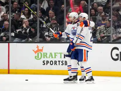 Leon Draisaitl (l) und Evan Bouchard feiern den Sieg der Edmonton Oilers gegen die Los Angeles Kings.