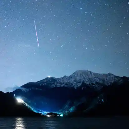 Anfang Mai kann man Sternschnuppen am Nachthimmel beobachten.