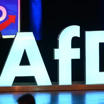 Das Logo der Partei AfD bei einer Wahlkampfkundgebung für die Europawahl.