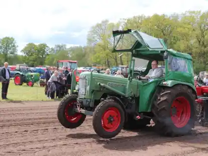Mischte sich unter die Traktor-Enthusiasten: Bürgermeister Thomas Höffmann beim Treckertreck mit einem 50er Fendt des Oldtimerclubs Nikolausdorf.