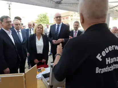 Bundesinnenministerin Nancy Faeser (l.) informiert sich am Stand der Feuerwehr Hanau während ihres Besuchs beim «Tag des Bevölkerungsschutzes» in Potsdam.
