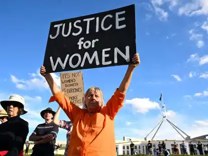 Eine Kundgebung zur Beendigung der Gewalt gegen Frauen in Canberra.
