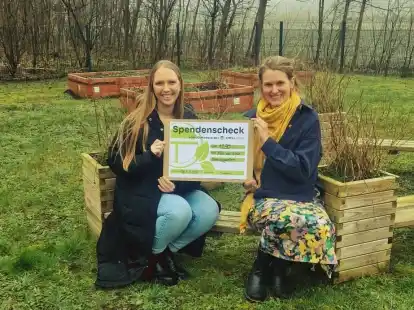 Nantje Kahman (links) und Wera Hoekstra bei der Spenden&uuml;bergabe.